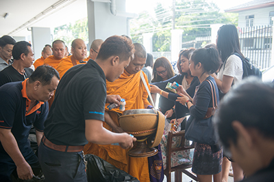 ผู้บริหารและพนักงานในเครือธรรมนิติ ร่วมทำบุญตักบาตร เนื่องในวันสงกรานต์ ๒๕๖๐