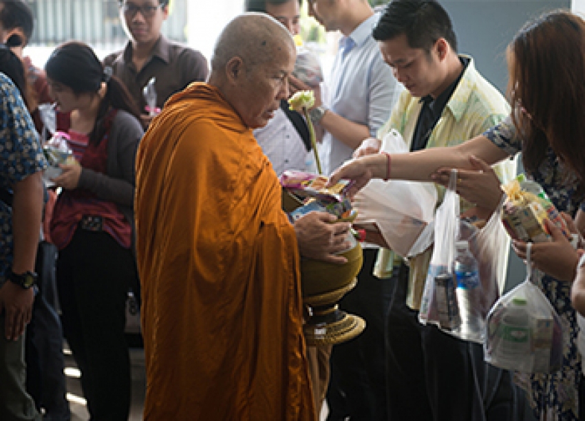 ผู้บริหารและพนักงานในเครือธรรมนิติ ร่วมทำบุญตักบาตร เนื่องในวันสงกรานต์ ๒๕๖๐